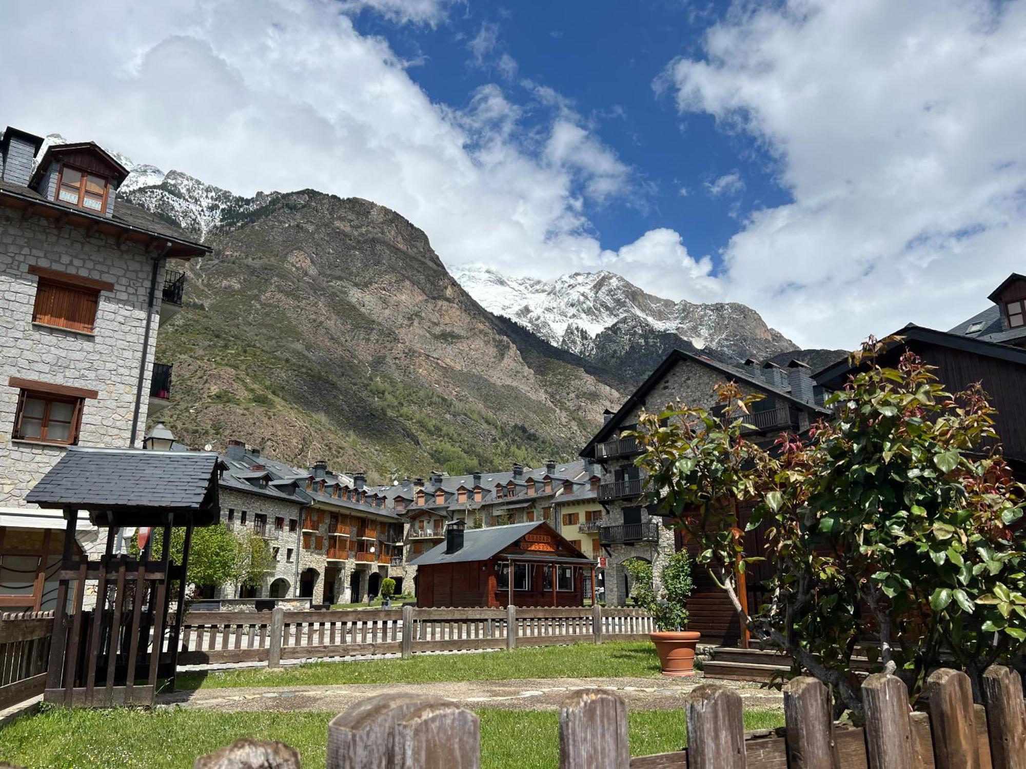 Casa La Muga Lägenhet Benasque Exteriör bild