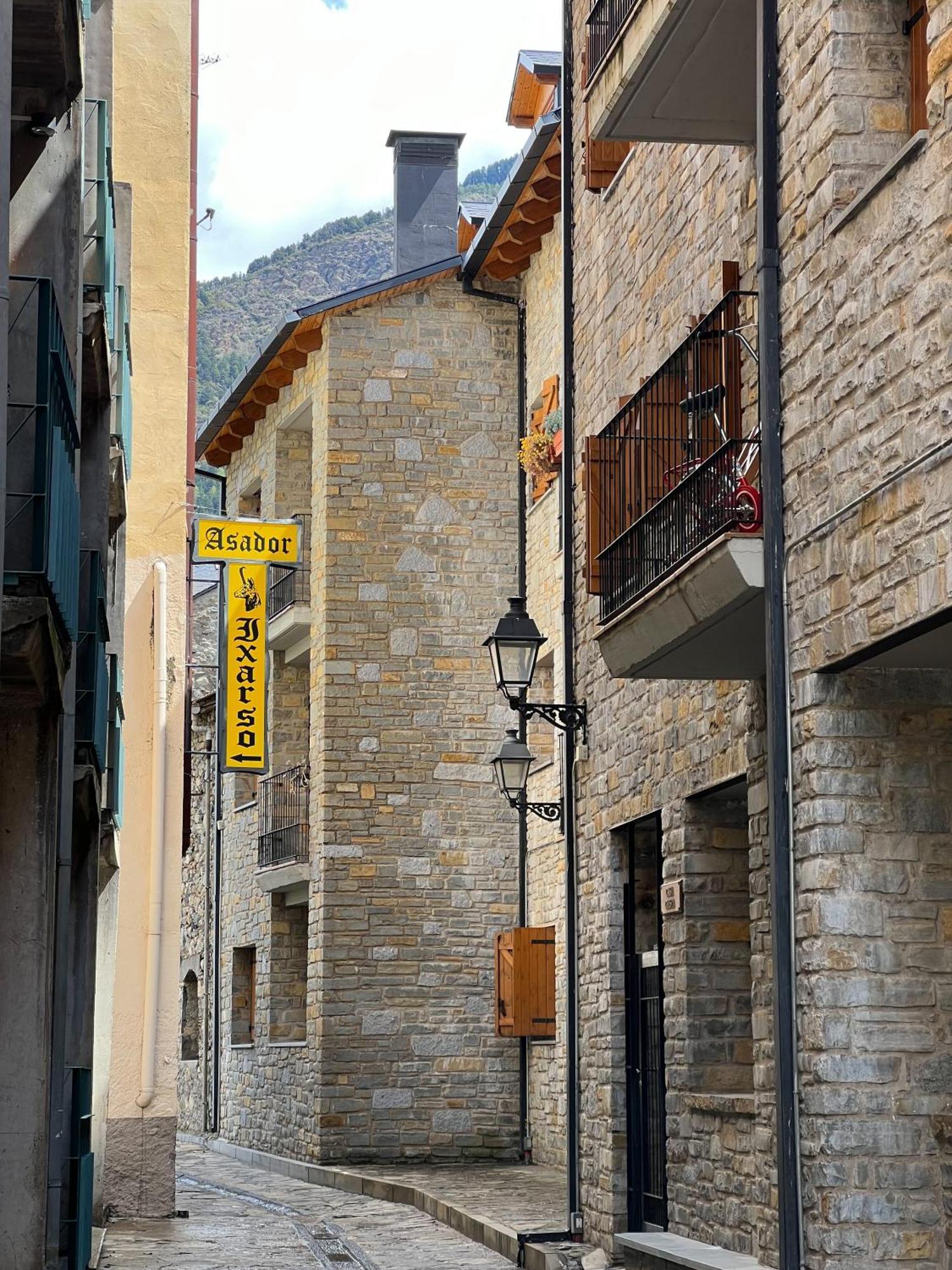 Casa La Muga Lägenhet Benasque Exteriör bild